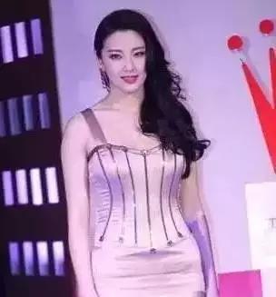 国民女儿关晓彤秀马甲线，张雨绮健身后变身女神